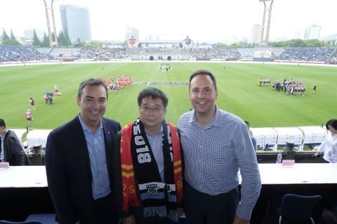 Federal Minister for Trade, Tourism & Investment Steven Ciobo at the AFL match in Shanghai with from left: SA Premier Stephen Marshall, Shanghai Vice Mayor Professor Chen Qun              Photo credit: DFAT/Chris Crerar(c)DFAT Australia / High res filena