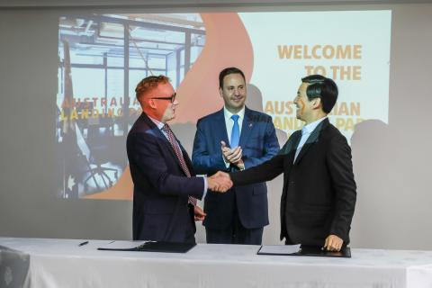 Federal Minister for Trade, Tourism & Investment Steven Ciobo witnessing the signing of an MOU between Deputy CEO of Austrade David Hazlehurst and CEO of Blockchain Global Sam Lee at the Shanghai Landing Pad.