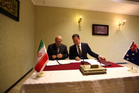 Minister for Trade, Tourism and Investment, Steven Ciobo, signs trade and investment memorandum of understanding with Mohammad Reza Nematzadeh, Iran’s Minister for Industry, Mines and Trade. Maya Restaurant, Tehran, 27 September 2016.