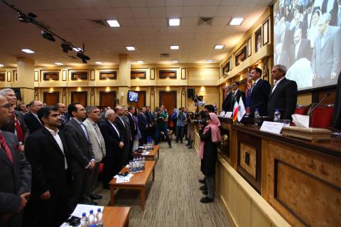 Minister for Trade, Tourism and Investment, Steven Ciobo, standing for national anthems at the Iran Chamber of Commerce. Tehran, 28 September 2016.