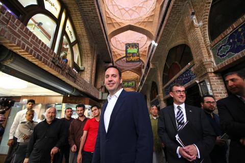 Minister for Trade, Tourism and Investment, Steven Ciobo, visits Tehran’s Grand Bazaar with Australian Ambassador, Ian Biggs. Tehran, 28 September 2016.