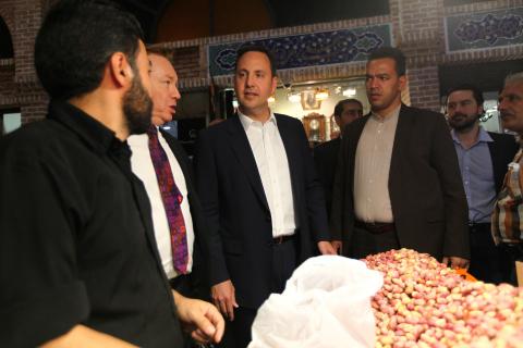 Minister for Trade, Tourism and Investment, Steven Ciobo, speaks with a pistachio merchant, Tehran Grand Bazaar, 28 September 2016.