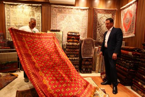 Minister for Trade, Tourism and Investment, Steven Ciobo, speaks with a carpet merchant, Tehran Grand Bazaar, 28 September 2016.