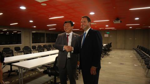 Minister for Trade, Tourism and Investment, Steven Ciobo meets with Korean Minister for Trade, Industry and Energy, Mr Joo Hyunghwan to discuss Korea-Australia FTA. Credit: DFAT