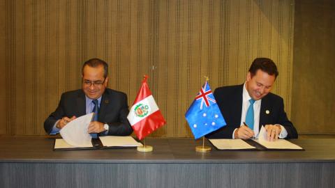 Minister for Trade, Tourism and Investment, Steven Ciobo and Peruvian Minister for Education, Jaime Saavedra signing a MOU on Education with Peru. Credit: DFAT