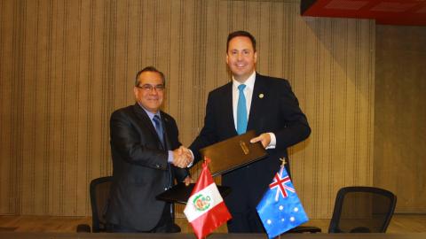 Minister for Trade, Tourism and Investment, Steven Ciobo and Peruvian Minister for Education, Jaime Saavedra signing a MOU on Education with Peru. Credit: DFAT