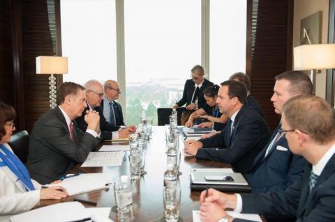 Minister for Trade, Tourism and Investment, the Hon Steven Ciobo MP in meeting with Mr Robert Lighthizer, United States Trade Representative in Hanoi, May 2017. Photo credit: DFAT/Hieu Nguyen