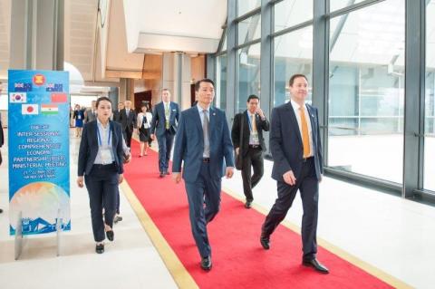 Minister for Trade, Tourism and Investment, the Hon Steven Ciobo MP heading to the 3rd Inter-Sessional Regional Comprehensive Economic Partnership (RCEP) Ministerial Meeting, Hanoi, May 2017. Photo credit: DFAT/Hieu Nguyen