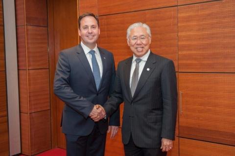 Minister for Trade, Tourism and Investment, the Hon Steven Ciobo MP, meeting with Mr Enggartiasto Lukita, Indonesia’s Trade Minister, on the sidelines of APEC MRT in Hanoi. Photo credit: DFAT/Hieu Nguyen