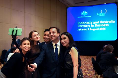 The Minister for Trade, Tourism and Investment, the Hon Steven Ciobo MP, with the creative industries alumni at the Indonesia and Australia Partners in Business dinner.